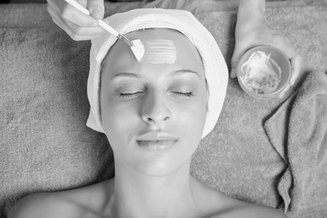 Beautician-applying-face-mask-459547 Beautician-applying-face-mask-459547